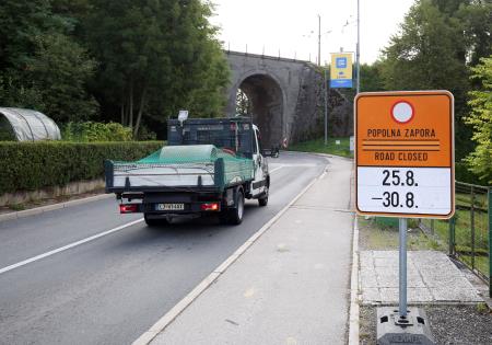POPOLNA ZAPORA POSTOJNSKA CESTA RAKEK 01 FOTO LJUBO VUKELIČ